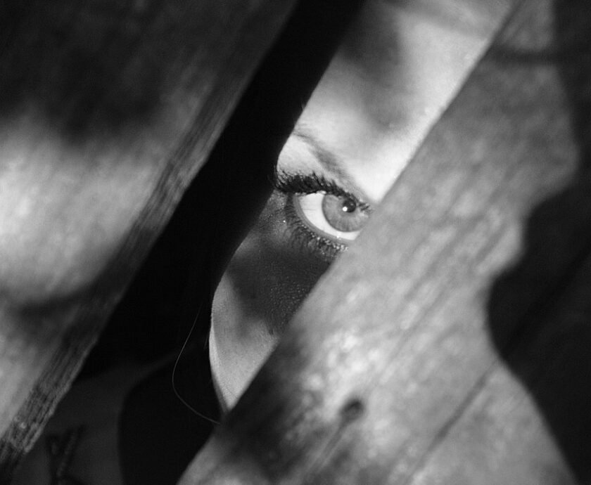 woman, eye, hiding-1283234.jpg