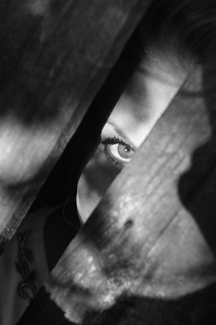 woman, eye, hiding-1283234.jpg